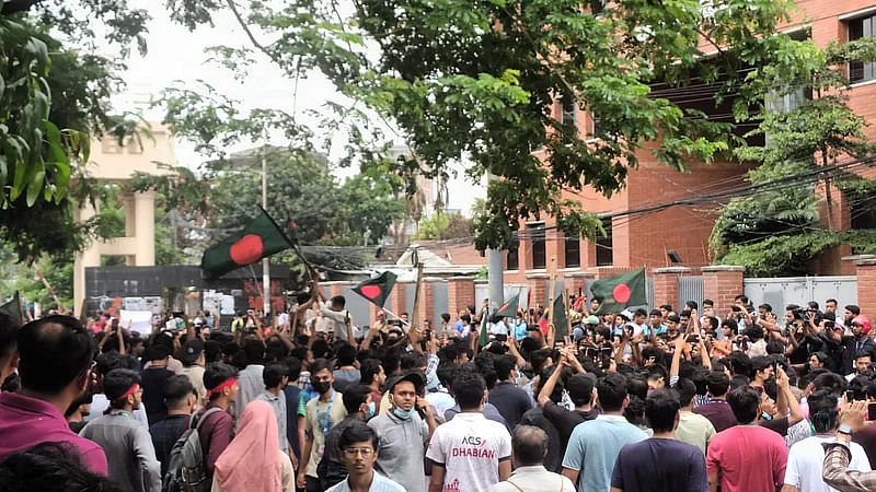 Over a hundred protesters are demonstrating in front of the East West University in capital’s Aftabnagar area. Photo taken on 3 August 2024.